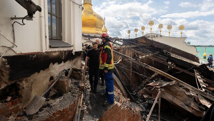 Foto: Zelensky saat mengecek dampak serangan Rusia di Kyiv (via REUTERS/Ukrainian Presidential Press Service)