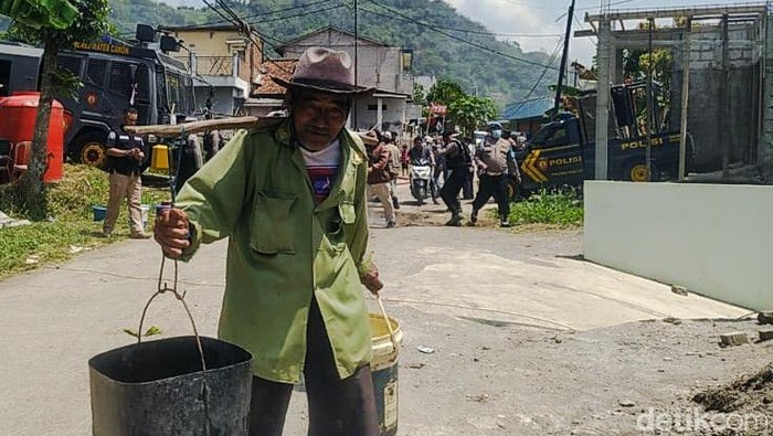 Warga Cimahi Selatan bawa ember untuk ambil air bersih di musim kemarau