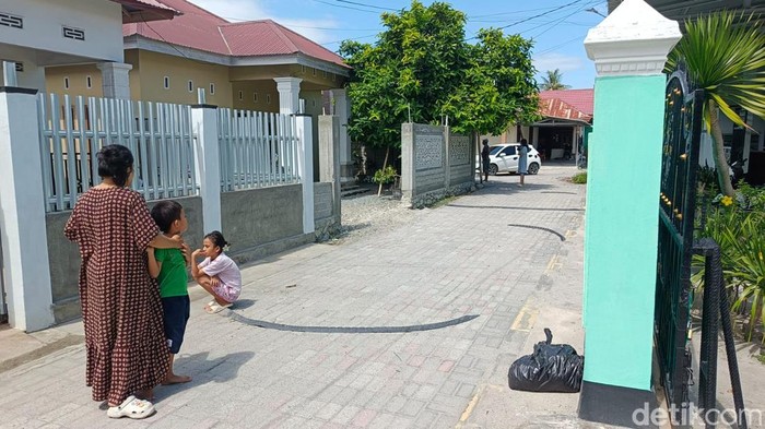 Warga di Palu bergegas keluar rumah setelah merasakan gempa.