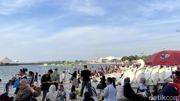 Warga memadati kawasan Ancol di libur tahun baru Islam. (Adhfar/detikcom)