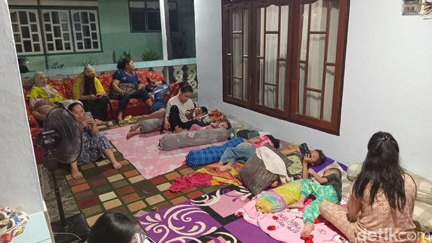 Warga terpaksa tidur di luar rumah akibat gempa M 6,7 di Palu. Warga terpaksa tidur di luar rumah akibat gempa M 6,7 di Palu.