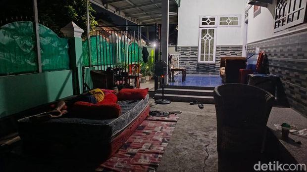 Warga terpaksa tidur di luar rumah akibat gempa M 6,7 di Palu.