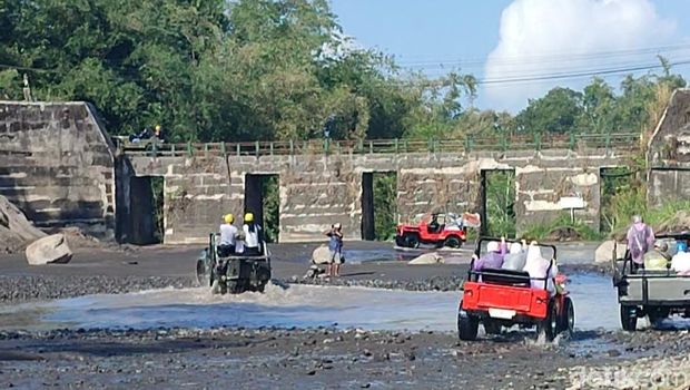 Wisata Lava Tour Merapi di Kabupaten Sleman, Daerah Istimewa Yogyakarta. Wisata Lava Tour Merapi di Kabupaten Sleman, Daerah Istimewa Yogyakarta.