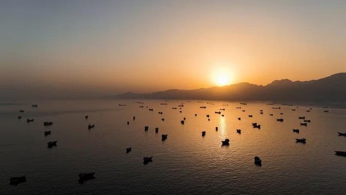 Sebelum serangan AS-Israel terhadap Iran, lebih dari 100 kapal dagang setiap hari melewati selat Hormuz. (Reuters)