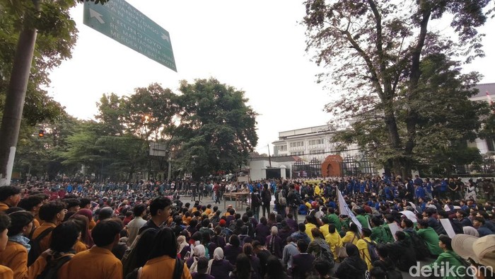 Aksi demo mahasiswa di DPRD Jabar
