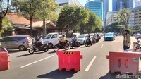 Imbas aksi demo mahasiswa ini Jalan Gubernur Suryo dialihkan melalui Taman Apsari menuju ke Jalan Panglima Jenderal Sudirman.