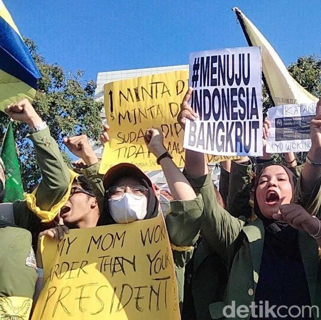 Demo Mahasiswa Depan Gedung Grahadi