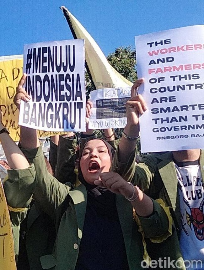 Demo Mahasiswa Depan Gedung Grahadi