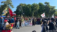 Massa demo diikuti dari berbagai kampus di Kota Surabaya.