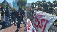 Mereka juga membentangkan spanduk tuntutan yang dibentangkan diatas kawat berduri.