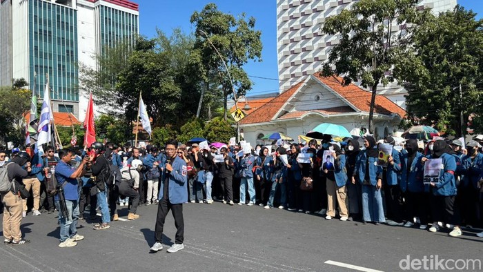 Aksi Demo Mahasiswa Depan Gedung Grahadi Surabaya