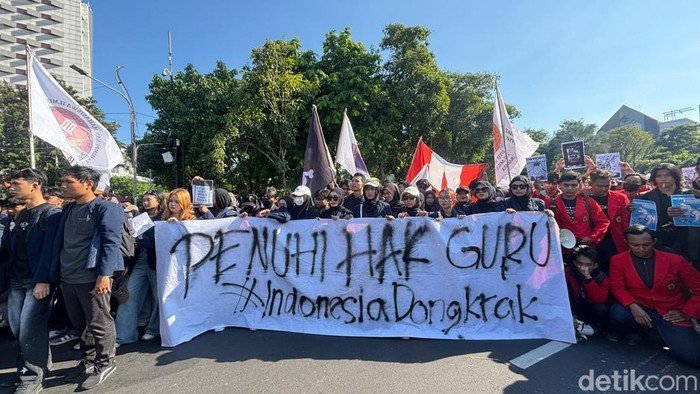 Aksi Demo Mahasiswa Depan Gedung Grahadi Surabaya