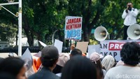 Massa yang didominasi mengenakan pakaian serba putih mulai berkumpul sejak siang hari dan menyampaikan berbagai aspirasi terkait keberlanjutan program tersebut.
