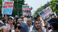 Massa yang tergabung dalam Aliansi Masyarakat Jakarta Timur menggelar aksi unjuk rasa di kawasan Patung Kuda, Jakarta Pusat, Rabu (17/6/2026).