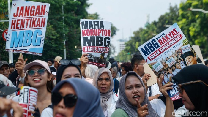 Ribuan massa yang tergabung dalam Aliansi Masyarakat Jakarta Timur menggelar aksi unjuk rasa di kawasan Patung Kuda, Jakarta Pusat, Rabu (17/6/2026). Dalam aksi tersebut, mereka menyuarakan dukungan agar program Makan Bergizi Gratis (MBG) yang menjadi salah satu program unggulan pemerintahan Presiden Prabowo Subianto tetap dilanjutkan.