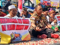 Banyak Nyawa Melayang di JLS, Warga Pasuruan Gelar Tahlilan di Jalan