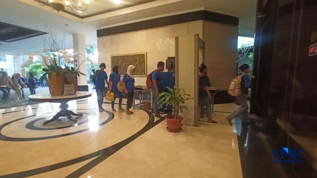 Aktivitas di Hotel Sultan, kawasan Senayan, Jakarta, masih berlangsung normal di tengah meningkatnya penjagaan aparat dan berkumpulnya massa di sekitar area hotel pada Rabu (17/6/2026). (CNBC Indonesia/Ferry Sandi) Aktivitas di Hotel Sultan, kawasan Senayan, Jakarta, masih berlangsung normal di tengah meningkatnya penjagaan aparat dan berkumpulnya massa di sekitar area hotel pada Rabu (17/6/2026). (CNBC Indonesia/Ferry Sandi)