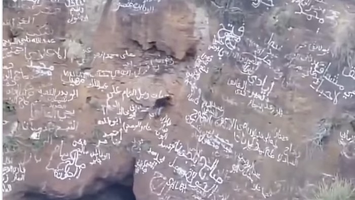 Pendaki ekstrem Al-Qaqa bin Antar yang dijuluki Spider-Man Yaman tewas setelah terjatuh ke kawah gunung berapi Haradhat Damt saat merekam video untuk media sosial pada Jumat (12/6/2026).