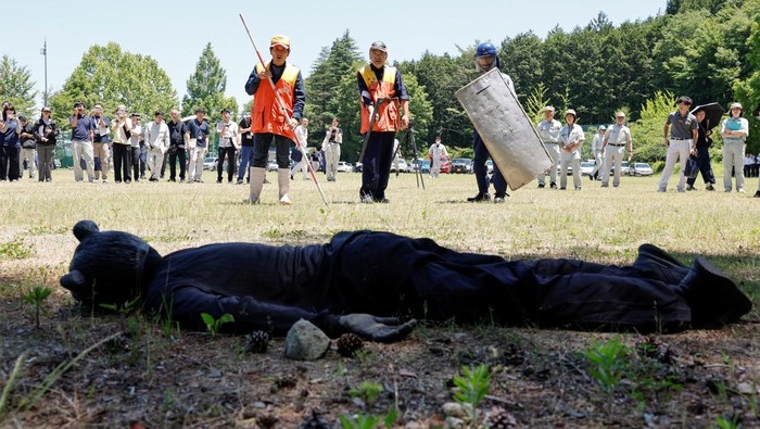 Jepang terus meningkatkan kewaspadaan terhadap ancaman satwa liar dengan menggelar latihan tanggap darurat yang mensimulasikan serangan beruang di Kota Yaita, Prefektur Tochigi, Rabu (17/6/2026). Dalam simulasi tersebut, polisi, pemburu, serta petuga