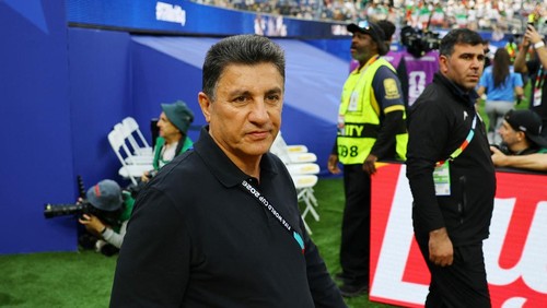 Soccer Football - FIFA World Cup 2026 - Group G - Iran v New Zealand - Los Angeles Stadium, Inglewood, California, U.S. - June 15, 2026 Iran coach Amir Ghalenoei walks out onto the pitch during the warm up before the match REUTERS/Daniel Cole
