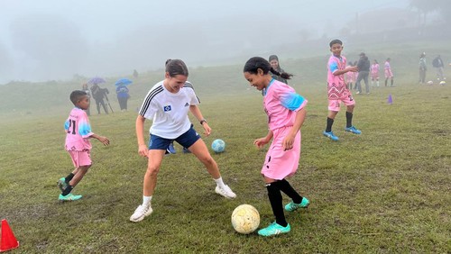 Anak-anak perempuan di TTS dilatih sepakbola oleh klub Jerman, Hamburger SV. (Istimewa)