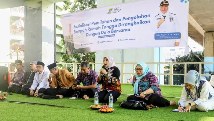 Anggota Komisi III DPRD Kota Bandung Nina Fitriana (memegang mic).
