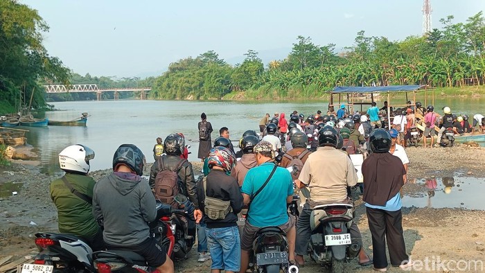 Angkutan perahu darurat untuk menyeberang Sungai Serayu, Banyumas, karena jembatan sedang dalam perbaikan, Rabu (17/6/2026).