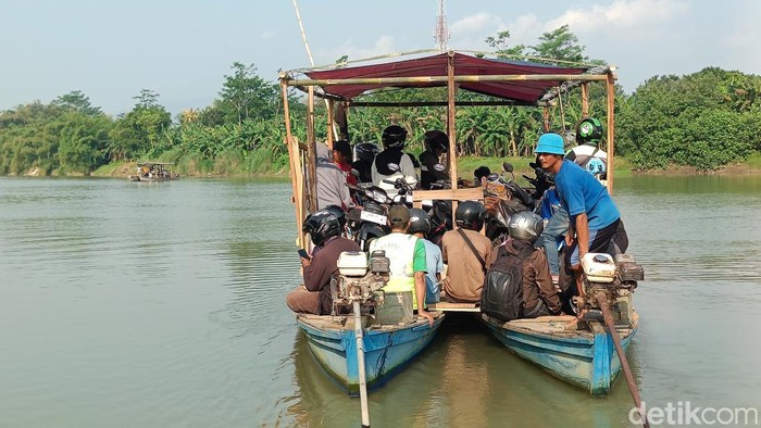 Angkutan perahu darurat untuk menyeberang Sungai Serayu, Banyumas, karena jembatan sedang dalam perbaikan, Rabu (17/6/2026).