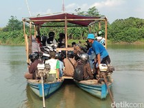 Perahu Penyeberangan Panen Cuan Imbas Jembatan Serayu Ditutup
