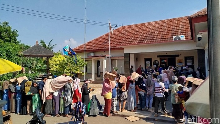 Antrean warga penerima bantuan sembako di Desa Lebakmeka