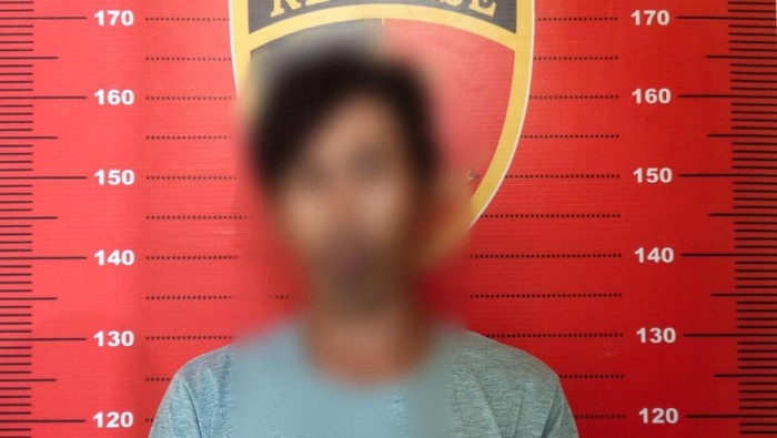 Ayah di Sekadau ditangkap usai diduga hamili anak sendiri.