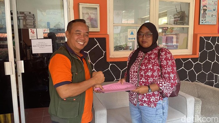 BPBD Sleman menyerahkan hasil penelitian terkait fenomena kebakaran di rumah warga Seyegan kepada Mutfiana, Rabu (17/6/2026)
