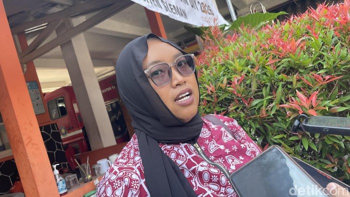 BPBD Sleman menyerahkan hasil penelitian terkait fenomena kebakaran di rumah warga Seyegan kepada Mutfiana, Rabu (17/6/2026)