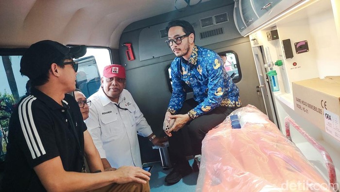 Bupati Bandung Barat Jeje Ritchie Ismail cek ambulans bantuan dari Raffi Ahmad