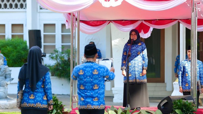 Bupati Banyuwangi Ipuk Fiestiandani saat memimpin upacara