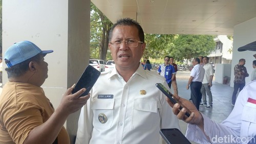 Bupati Kupang, Yosef Lede saat diwawancarai di Kupang, Rabu (17/6/2026). Foto: Simon Selly/detikBali