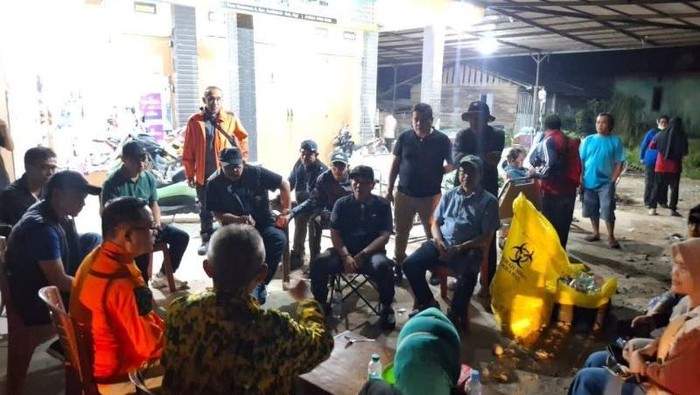 Bupati Sigi Moh Rizal Intjenae didampingi Wabup Samuel Yansen Pongi memimpin rapat darurat di Palolo dan Nokilalaki, Sigi, Sulteng, Selasa (16/6/2026). ANTARA/HO-BPBD Sigi