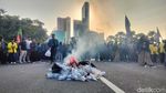 Aksi Bakar Poster dan Sampah Warnai Demo Depan Grahadi