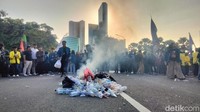 Pantauan detikJatim di lokasi, Rabu (17/6/2026), tumpukan sampah diletakkan di tengah jalan. Tak lama kemudian, massa membakar sampah tersebut bersama poster sekitar pukul 16.05 WIB.