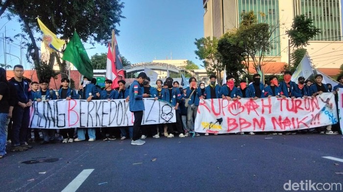 Demd di Surabaya Diwarnai Aksi Bakar Poster dan Sampah