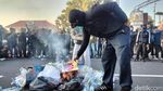 Aksi Bakar Poster dan Sampah Warnai Demo Depan Grahadi