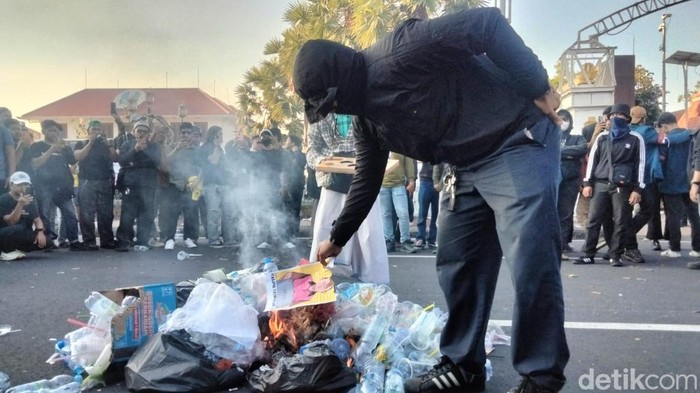 Demd di Surabaya Diwarnai Aksi Bakar Poster dan Sampah