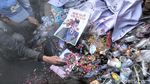 Aksi Bakar Poster dan Sampah Warnai Demo Depan Grahadi