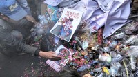 Massa juga sempat menaburkan bunga di atas tumpukan sampah yang dibakar.