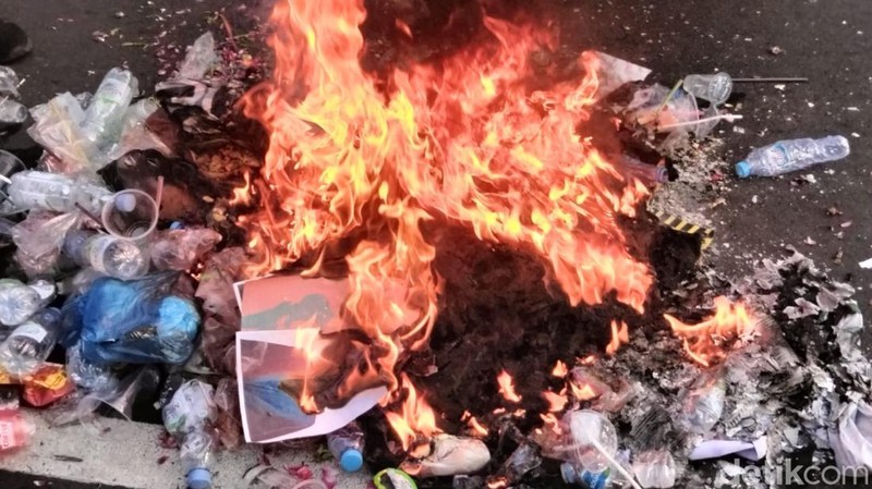 Demd di Surabaya Diwarnai Aksi Bakar Poster dan Sampah