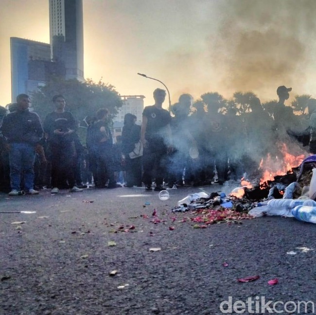 Aksi Bakar Poster dan Sampah Warnai Demo Depan Grahadi