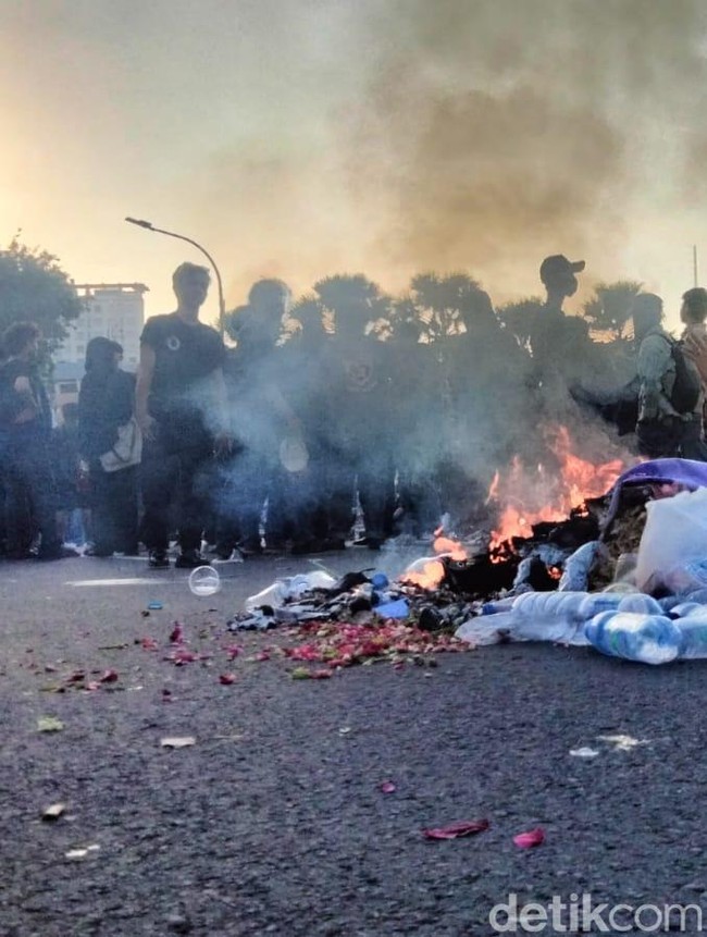 Aksi Bakar Poster dan Sampah Warnai Demo Depan Grahadi