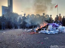 Aksi Bakar Poster dan Sampah Warnai Demo Depan Grahadi