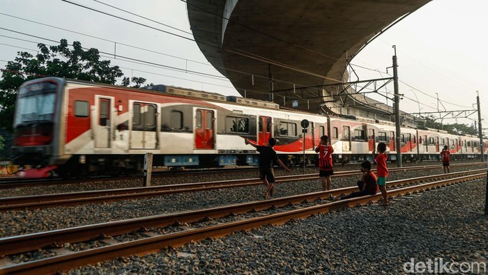 Sejumlah anak memanfaatkan masa libur sekolah dengan bermain di kawasan jalur rel kereta api di Jakarta, Rabu (17/6/2026).