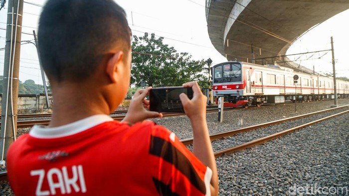 Sejumlah anak memanfaatkan masa libur sekolah dengan bermain di kawasan jalur rel kereta api di Jakarta, Rabu (17/6/2026).